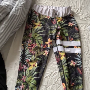 Träning  - Säljer mina stronger thigts 💓 skit snygga men kommer ej till användning. Storlek s-m