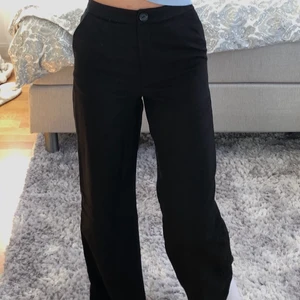 Kostymbyxor - Kostymbyxor från NAKD! Helt nya med lappen kvar, endast testade💗💗