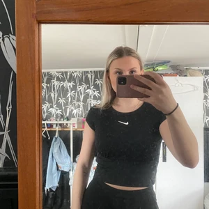 Tränings tröja  - En jättefin slim fit Nike träningströja, bara testad utav mig och säljer pga att den var lite för liten. Köpt för 400kr och säljer för 300 pga att den är helt ny, köparen står för frakten 💕✨🥰