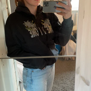 One of one  - Säljer min coola hoodie från ”One of One” för den inte kommer till användning. Den är endast använd ett fåtal gånger så den är som ny. Köptes för 1000kr! 