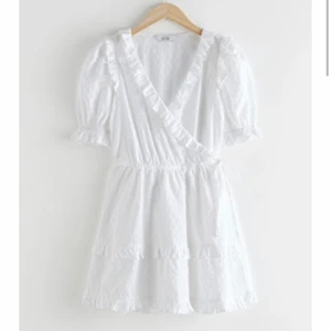 & other stories klänning - Superfin klänning från & other stories. Perfekt till studenten eller bara till sommaren. Helt oanvänd med lapp kvar, säljer pga råkade beställa två av samma storlek. Nypris 790. Buda privat från 200 eller köp direkt för 400