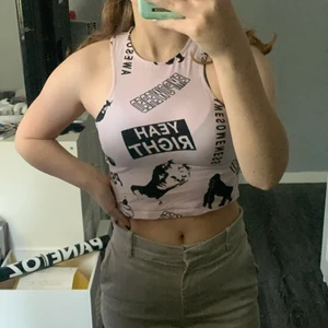 Kortare linne/topp - Säljer mitt jätte gulliga linne/topp. Använde de ibland när jag tränade men det är inga fläckar eller så på de och väldigt bra skick! Budgivning startar på 25kr höj med minst 10kr, köparen betalar frakt men kan även mötas upp i Huddinge!