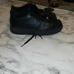 Nike Air force 1 - Väldigt fina och sköna airforce 1, har inte använt dem mycket, använder dem inte alls nu för tiden. Om ni vill ha sneaker shields alltså no crease blir det extra 100kr. Kan mötas upp i Enköping eller Stockholm. Jag står inte för frakt💞 pris kan diskuteras vid snabb affär💖👍🏻