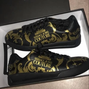 Äkta versace skor  - Knappt använda versace skor , nästan nytt skick storlek 41 -Fraktas eftersom befinner mig långt upp i sverige just nu