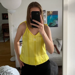 Adidas linne - Ett gult linne från adidas. Sparsamt använd, därav i bra skick. Köpare står för frakt.