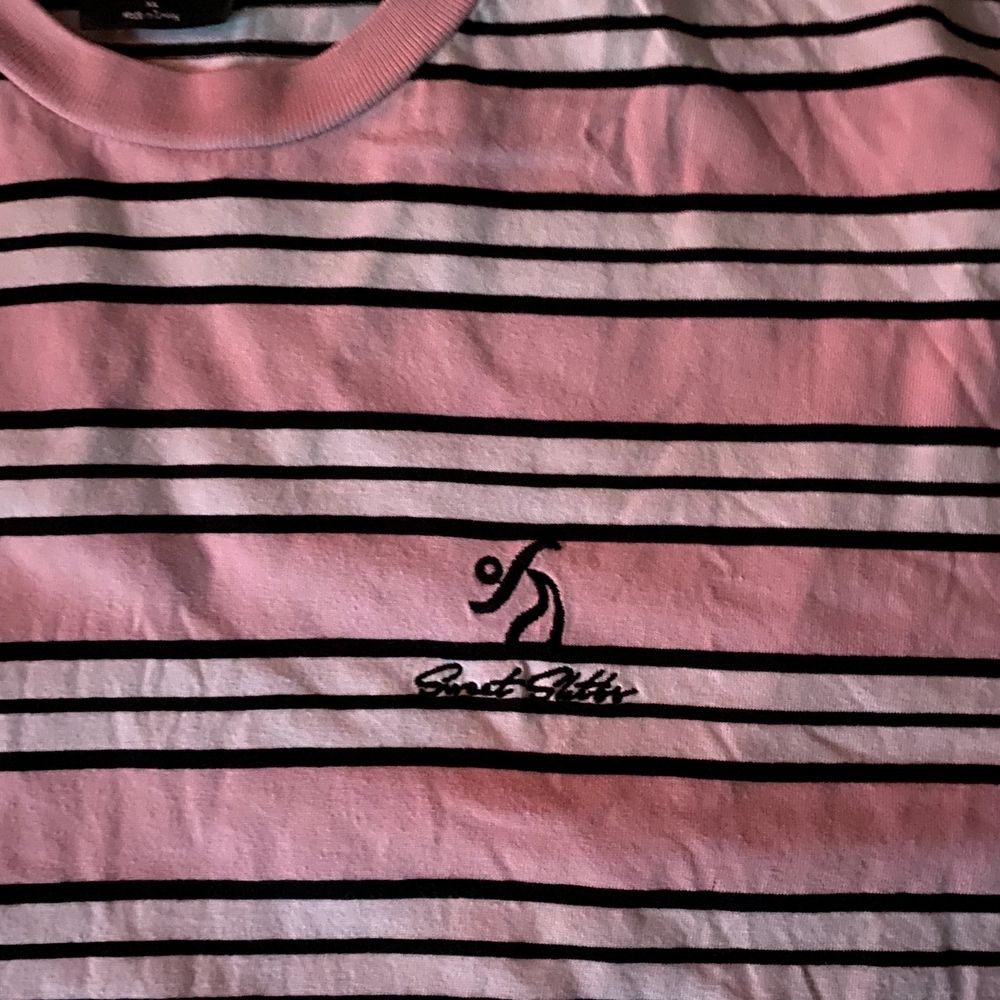 En rosa, vit och svart randig t-Shirt från sweet skateboards. Använd väldigt få gånger och är i väldigt fint skick. Orginalpriset är 350kr. Kommer strykas innan paketering.. T-shirts.