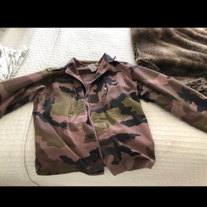 Quatre filles jacka - Jätte snygg militär jacka från quatre filles. Perfekt  nu till sommaren💕Säljs pga att jag inte får någon användning av den längre. Jätte bra skick, inga defekter. Nypris 2500kr💕