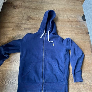 Polo kofta  - Ralph Lauren kofta. Dessa är otroligt eftersökta, köp så snabbt du kan. Storlek S