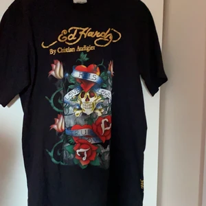 Ed Hardy t-shirt  - Ed Hardy t-shirt med tryck. Lappen där storleken va är avklippt men skulle säga att den är ungefär en S-L.