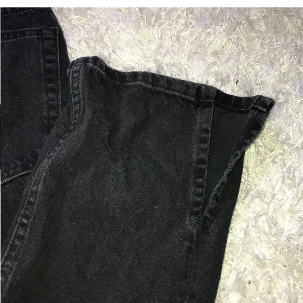 Svarta jeans med slits från pull and bear i storlek 32, endast använda 2 gånger så i nytt skick . Jeans & Byxor.