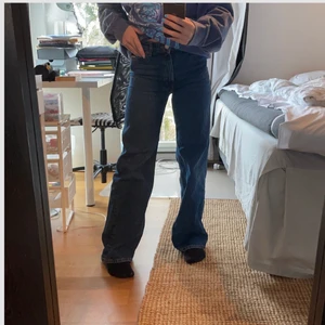 Jeans - Säljer dessa jättefina Jeans knappt använda och är i jätte bra skick.  Dom är nästan som lågmidjade Jens och sitter jättefint. För fler frågor eller bilder kontakta ❤️🥰🥰
