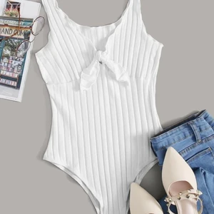 Vit body från SHEIN  - Väldigt söt vit body, aldrig använd på grund av att den inte passade mig. Den är streching och kan passa både S och M.