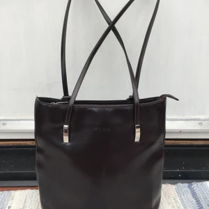 Svart väska  - Fint svart liten väska. Lite sliten undertill på ett ställe men inget som syns när man använder den. 