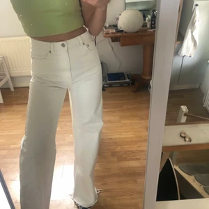 Ace jeans - Säljer vidare dessa jeans ifrån weekday, i modellen ace🤍Köpta av en annan säljare här på plick, men kom aldrig till användning tyvär, endast testade. Finns en pytteliten fläck på insidan av byxorna som jag upptäckte efter att ha köpt de, men inget som syns utåt. (längden är mer som 32 än 34, då de är avklippta)✨