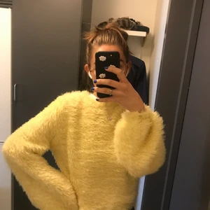 Ljusgul tröja - Fluffig och så mysig ljusgul tröja✨🌼🍌💛🍋 Storlek L men jag på bilden har vanligtvis S, så sitter fint oversized på någon mindre än L också. Använd 1 gång så är i nyskick!