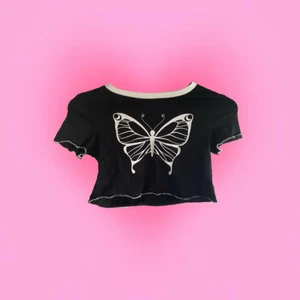 Svart croptop  - Många vill köpa så ni kan buda! Så kanske den blir din! En söt svart crop top med en vit fjäril på! Jätte snygg och trendig. Om fler är intresserade så kan ni buda i kommentarerna!💕