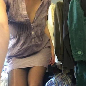 Jättesöt lila klänning - Sötisklänning! Aldrig använd tyvärr men går att ha både tight under och jeans 