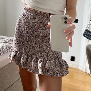 Helt ny oanvänd kjol. ❤️ Säljer för att den är lite kort på mig. Sött blommigt mönster och väldigt mycket stretch!😍