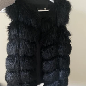 Svart Fejkpäls Väst - Svart pälsväst, inte äkta päls! I bra skick! 
