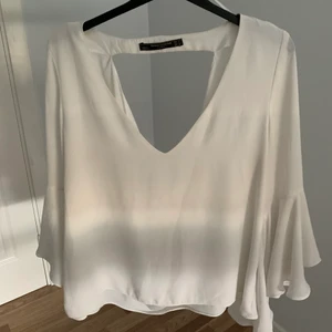 Tröja  - Säljer en supersnygg tröja, med volanger, Zara! Storlek L men passar även S och M!  Öppen mot ryggen 