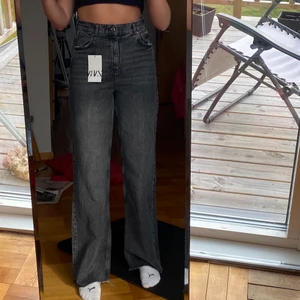 Zara Jeans - Säljer ett par oanvända jeans från zara i modellen ”The 90’S full length”. Färgen syns bäst på andra bilden. Jag är ca 1,75m o de sitter perfekt på mig i längden, men har tyvärr aldrig fått användning för dem:/ 