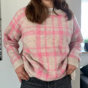 Tjocktröja  - Super snygg och skön tjocktröja. I storlek L men den passar allt där emellan beroende på hur man vill att den ska sitta. Ljusa färger så helt perfekt nu till våren/sommaren!!!❣️