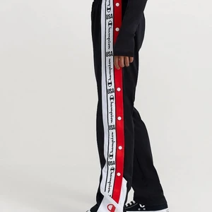 Fina champion byxor - Championbyxor med knappar på sidorna. Bra skick, endast använda 3-6 ggr. Säljs pga att det inte längre är min stil💜