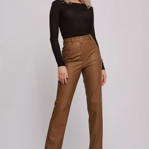 Brown leather pants från Nakd - 🌼Bruna leather pants storlek 36, slutsålda på Nakd:s hemsida. Från Selma Omaris kollektion, finns egentagna bilder om du är intresserad🌼