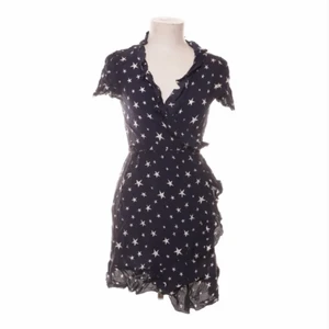 Omlott klänning  - Klänning från bikbok som tyvärr var förliten för mig, storlek S.💕