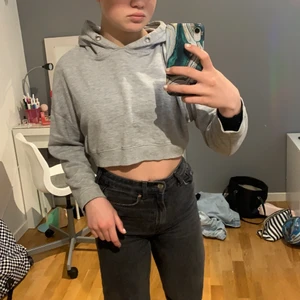 Croppd hoddie - Snygg croppad grå hoddie från bikbok. Kolla gärna min andra anonser och kom privat för mer bilder❤️frakt ingår inte 