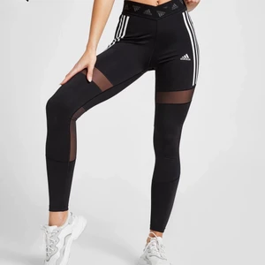 Adidas träningstights  - Instressekoll på dessa träningstights, älskar dom jättemycket men vill ha ett par andra träningstights därför jag vill sälja. Nypris 420kr, använd en gång till träning. Inga brister eller så, skriv för fler bilder vid intresse❤️❤️