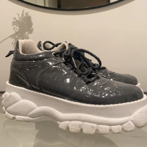 Sneakers  - Hög sula med grått ormmönster