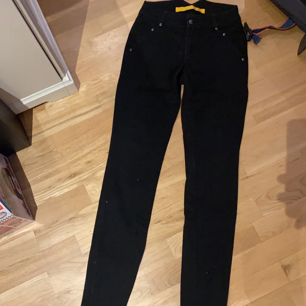 Svarta jeans från mq som har dragkedja nere vid benen på båda sidorna . Har sytt in dom så dom är lite tajtare nere vid benen. Fint skick . Jeans & Byxor.