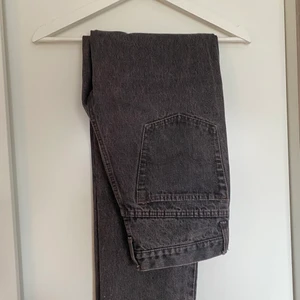Jeans Levis - Jättefina raka svarta jeans från Levis. Väldigt fint skick och ser knappt använda ut. 