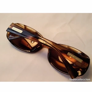 Giorgio Armani  - Sjukt snygga vintage giorgio armani solglasögon 🕶 super fint skick inga defekter alls. Säljer pga jag har fått ett par andra så dessa kmr tyvärr inte till använding. (Lånade bilder, men skickar gärna bilder på de jag har) köpt ca 2000kr säljer för 350 