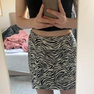 Zebra mönstrad kjol  med med volang.  dragkedja på sidan. från Lindex använd ett antal gånger.