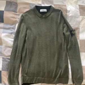 Stone Island Stickad tröja  - Säljer min stickad Stone Island tröja i storlek M.              Mycket bra skick och använd fåtal gånger. 