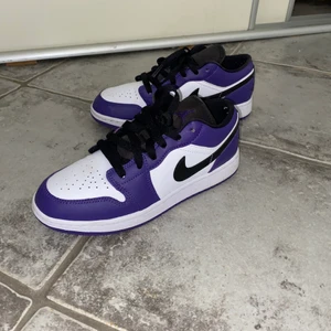 Air Jordan 1 Low Court Purple - Ett par näst intill nya jordans använda fåtalgånger så dom är i mycket bra skick. Storlek 36,5. Det är bara att skriva om de något du undrar över eller vill ha fler bilder. Kartongen till skorna följer även med och köparen står för frakten👍🏼💕