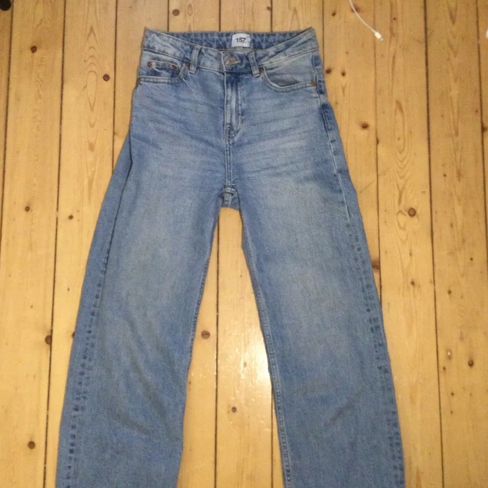 Detta är ett par blåa jeans som har använts några fåtal gånger. Dem är väldigt bekväma ❤️❤️🥰🥰. Jeans & Byxor.