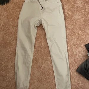 Vita jeans - Jag har själv gjort små öppningar som ser fina ut med jordans eller nike airforces som jag har använt dem förut, nytvättade och jätte bekväma.