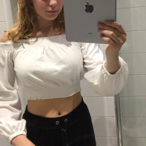 En vitt topp i stl XS - Denna gulliga och söta vita topp är även en fintopp, som man kan ha på kalas, fester, firande och så vidare. Dem har busiga axlar och ett tunt material.❤️❤️