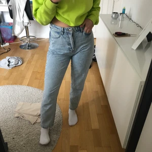Mom jeans  - Säljer dessa jättefina mom jeans från ginatricot då jag har så många andra jeans så dom inte längre kommer till användning 