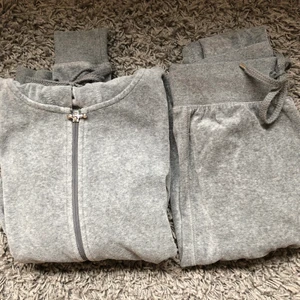 Cubus mjukisset - Jätteskönt mjukissett som är väldigt sparsamt använt, därav i princip nyskick. Hela och rena! Tröjan är i storlek S och byxorna XS Nypris var 250/st. Säljer de för halva priset dvs 250kr tillsammans