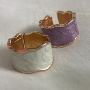 Ringar - Säljer två jättefina justerbara ringar som är helt nya. Säljs för 30kr styck+frakt (11kr) eller 50kr+frakt för båda