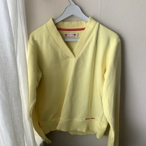 Sweatshirt - Säljer denna superfina ljusgula sweatshirt med röda detaljer! Superbra skick och så fin till våren och sommaren 😆 (budgiving om flera är intresserade)