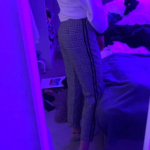 Kostymbyxor  - Säljer dessa ursnygga mönstrade kostymbyxor!! Skit bekväma och allmänt härliga, jag fått mycket beröm när jag haft dem på mig ☺️ sitter jätte bra både bak och fram samt i midjan. Jag har storlek 34 och är 169 lång 🙈 