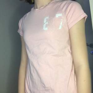 En rosa kortermad tröja (ljus rosa)