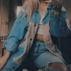 Vintage jeansjacka - Superfin unik jeansjacka som är köpt på secondhand💕  den är som en stor M i storleken