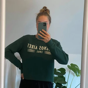 Grön Sweatshirt  - Croppad sweatshirt från pull&bear. Är lite nopprig i tyget men inget som märks tydligt.💚 köparen står för frakt.
