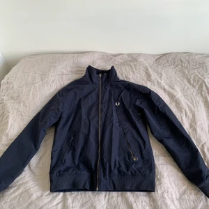 Fred Perry jacka  - Mörkblå jacka från Fred Perry i storlek S. Frakt 66kr och betalas av köparen. Kan annars mötas upp i Stockholm eller i närheten.